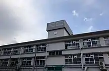 南校舎時計台運動場に面して設置されている時計台。