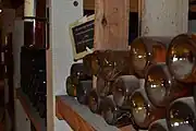 積まれたワインボトル