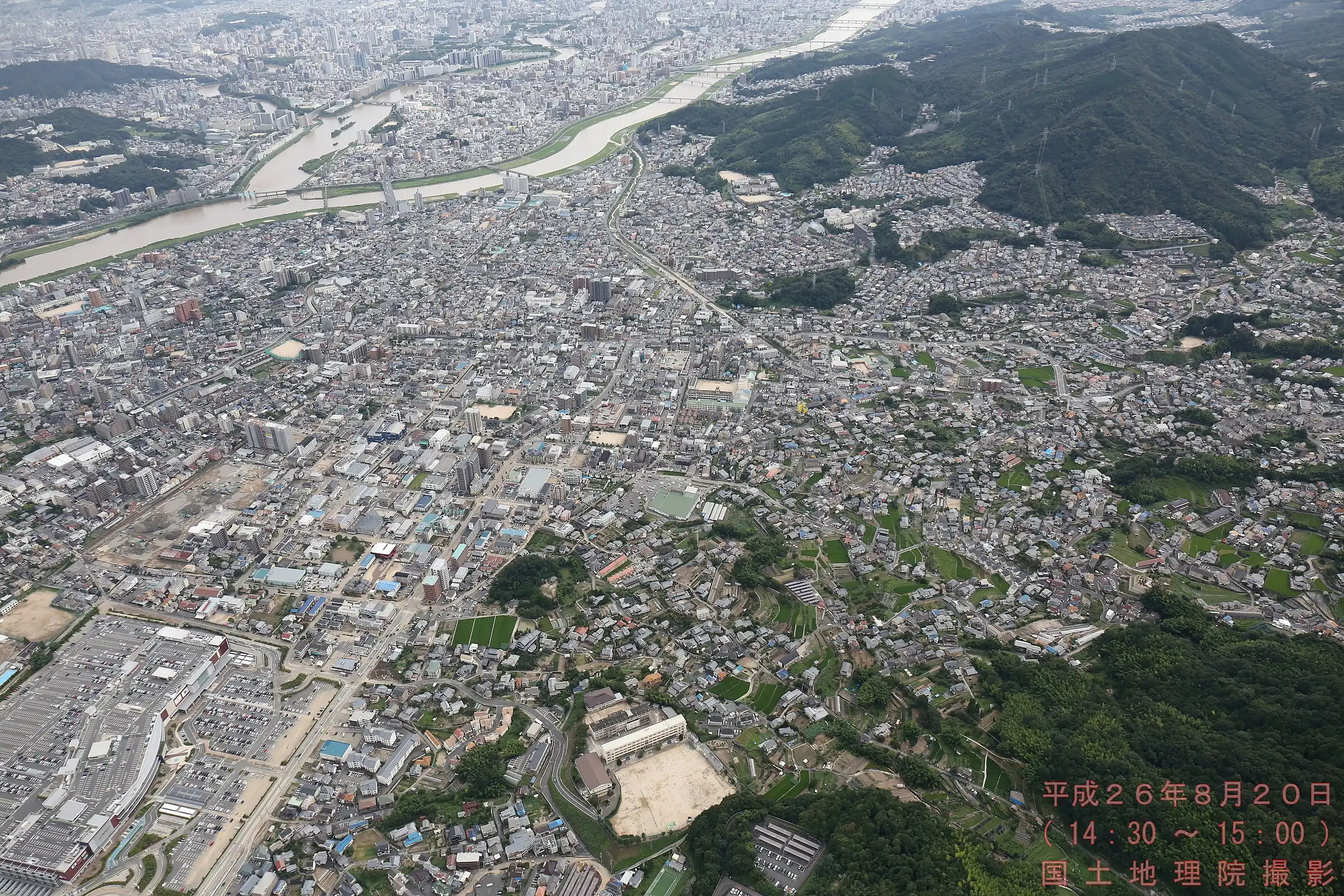 平成26年8月豪雨による広島市の土砂災害当日昼の様子。大芝水門が全開している(平水時仕様)。