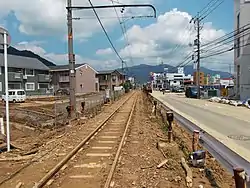 土砂が流入した七軒茶屋駅北側の可部線と県道（2014年8月）