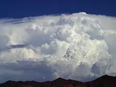 積乱雲。上部にかなとこ巻雲が広がる