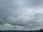 上空を覆う層積雲とその下の積雲群