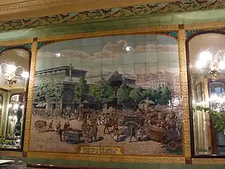 モンマルトル通り (Rue Montmartre) 15番地にある(厳密には1区側になる), 1826年創業ビストロ ル・コション・ア・ロレイユ (Le Cochon à l’Oreille) の1880年作フレスコ画 (Décor en céramique de l'ancien restaurant le Cochon à l'oreille.)