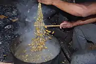 煮繭する。