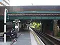 ホーム南端から北を見る。コリンデイル・アヴェニューが駅の上を通っている
