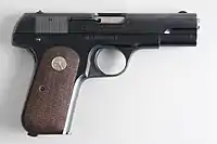 コルトM1903 右側面画像のものはアメリカ軍向けモデルで、フレームの右側トリガー部分の上方に"US PROPERTY"の刻印がある