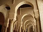 モスク内の馬蹄形アーチ(チュニジア ケルアン)