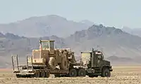 M870低床セミトレーラーを牽引するトラクター型。