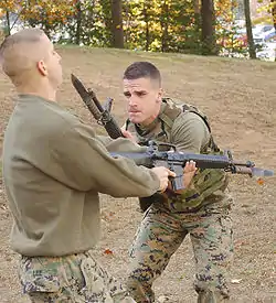 銃剣を用いた格闘訓練を行うアメリカ海兵隊。銃剣を模擬銃に取り付けている