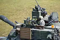 M153 CROWS IIを装備したM1A2 SEP V2の砲塔部。TUSKで採用された装填手用防弾板も合わせて装備されている。