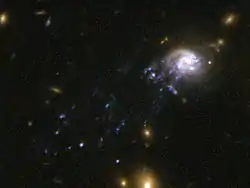 右上が彗星銀河(撮影NASA)