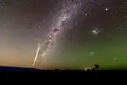 大気光と黄道光と共に撮影されたラヴジョイ彗星。