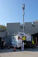 コミックマーケットでは会場の内外で携帯電話の移動基地局車と人間Wi-Fiアクセスポイント(NTTドコモは50名)が稼働した。