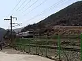 興田駅に進入する8200形牽引江陵行ムグンファ号列車