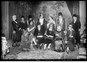 フランスの文学賞・フェミナ賞の集合写真に審査員13名が写っている。1926年12月15日。