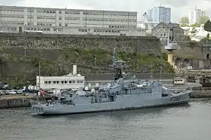 ディーゼル機関を採用した、デスティエンヌ・ドルヴ級通報艦トラス型マストの支柱が煙突の淵から、煙突の上に覆いかぶさるように伸びており、煙突の上にレーダーアンテナが配置されているので、マック構造の一種とも解釈し得る。