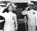 独立記念日の式典にてアメリカ軍艦を訪問したホー・タン・クエン提督(左)。(1959年10月27日)