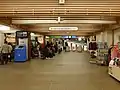 駅コンコースと改札口（2018年5月）