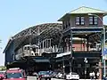 コニー・アイランド-スティルウェル・アベニュー駅に入線したD系統の列車