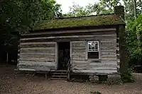 コナー・プレーリーの敷地内に再現されたレナペ族のウィグワム(左)と丸太小屋(右)