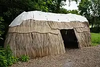コナー・プレーリーの敷地内に再現されたレナペ族のウィグワム(左)と丸太小屋(右)