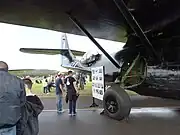 側面の銃座と降着装置
