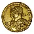 金属製の像、鋳像、肖像の例ローマ帝国皇帝コンスタンティヌス1世の姿がレリーフされた鋳造金貨(ソリドゥス金貨)。