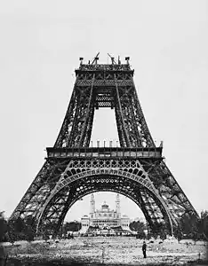 建設中のエッフェル塔(パリ7区、1887年 - 1889年8月)