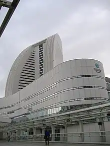 横浜国際平和会議場(手前)