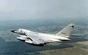 飛行するB-58A-10-CF 59-2442号機(1967年6月29日撮影)