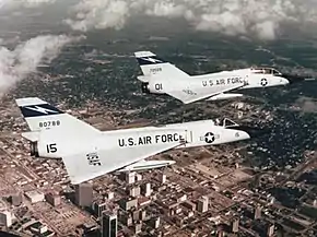 F-106A(手前)、F-106B(奥)