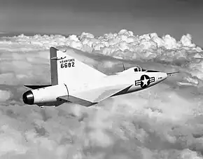 飛行中のXF-92A