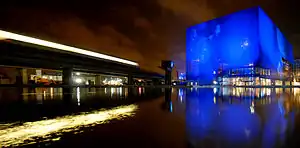 夜のDRコンサートホール外観