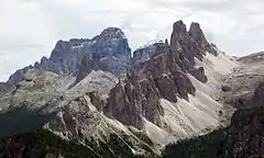 北西からの眺め。奥はモンテ・ペルモ（Monte Pelmo）