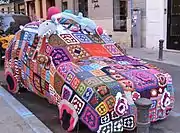 ヤーンボミングされた車(Joanbanjo作、2013年、スペイン)