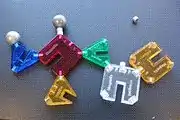 マグネット部分が緩すぎるためリコールされた「Magnetix」玩具