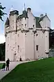 1626年完成のスコットランドのクレイギーヴァー城(Craigievar Castle)の持ち送り。張り出した上層の構造を支持している。