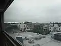 北側から見た駅（列車より撮影）