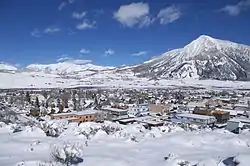 クレステッドビュートの町と山
