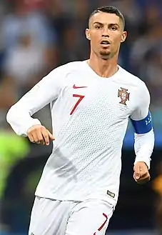 クリスティアーノ・ロナウドは、Instagramで最もフォロワー数の多い人物、男性、スポーツ選手、サッカー選手、ヨーロッパ人であり、5億9700万人以上のフォロワーを持つ。