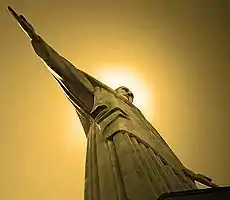 太陽とキリスト像