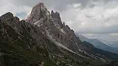 南からの眺め。右下に山の名の元となったフェデーラ湖（イタリア語版）（Lago Federa）が見える。