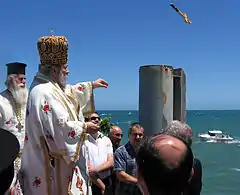 海に向かって十字架を投げ入れるギリシャ系の主教(オーストラリア)。