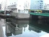 水道橋駅付近で神田川から分岐する日本橋川、緑色の橋は三崎橋）