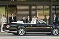 祝賀御列の儀にてパレード用オープンカー仕様車に乗り込む今上天皇と雅子皇后(2019年11月10日、皇居宮殿南車寄にて)