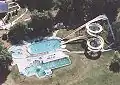 上空から見たプールと滑り台