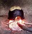 薪ストーブで焼かれるパン