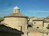 屋根の上のキューポラサンタキアラ修道院(イタリア)