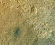 HiRISE（英語版）（MRO）よって見られたキュリオシティの着陸地点（ブラッドベリ・ランディング）（2012年8月14日）。