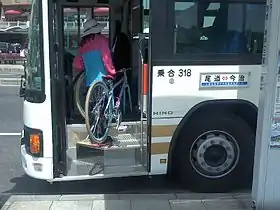 前輪を外した状態で自転車を固定する(しまなみサイクルエクスプレス)